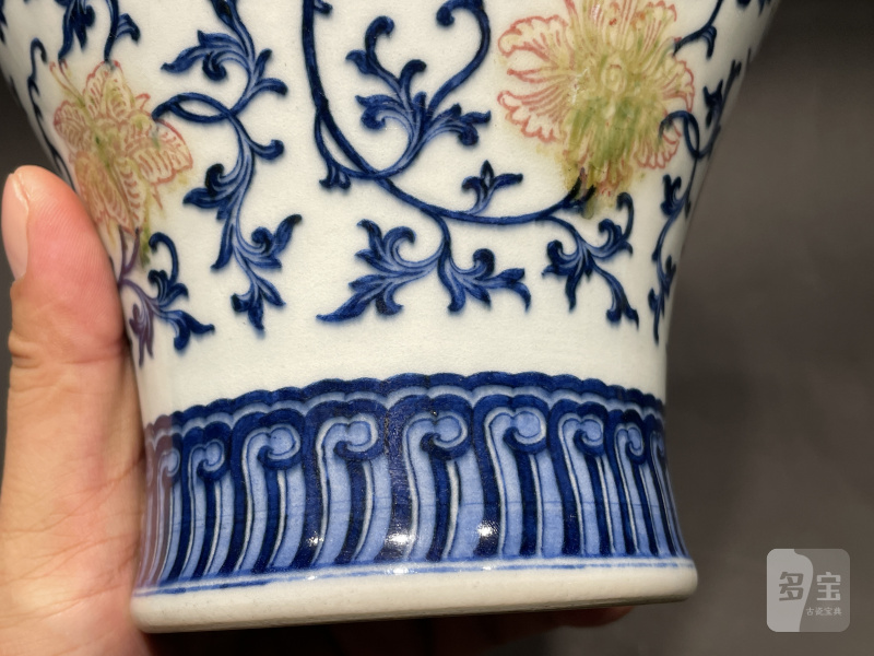 清乾隆 青花釉里红缠枝花卉纹梅瓶 - 图8